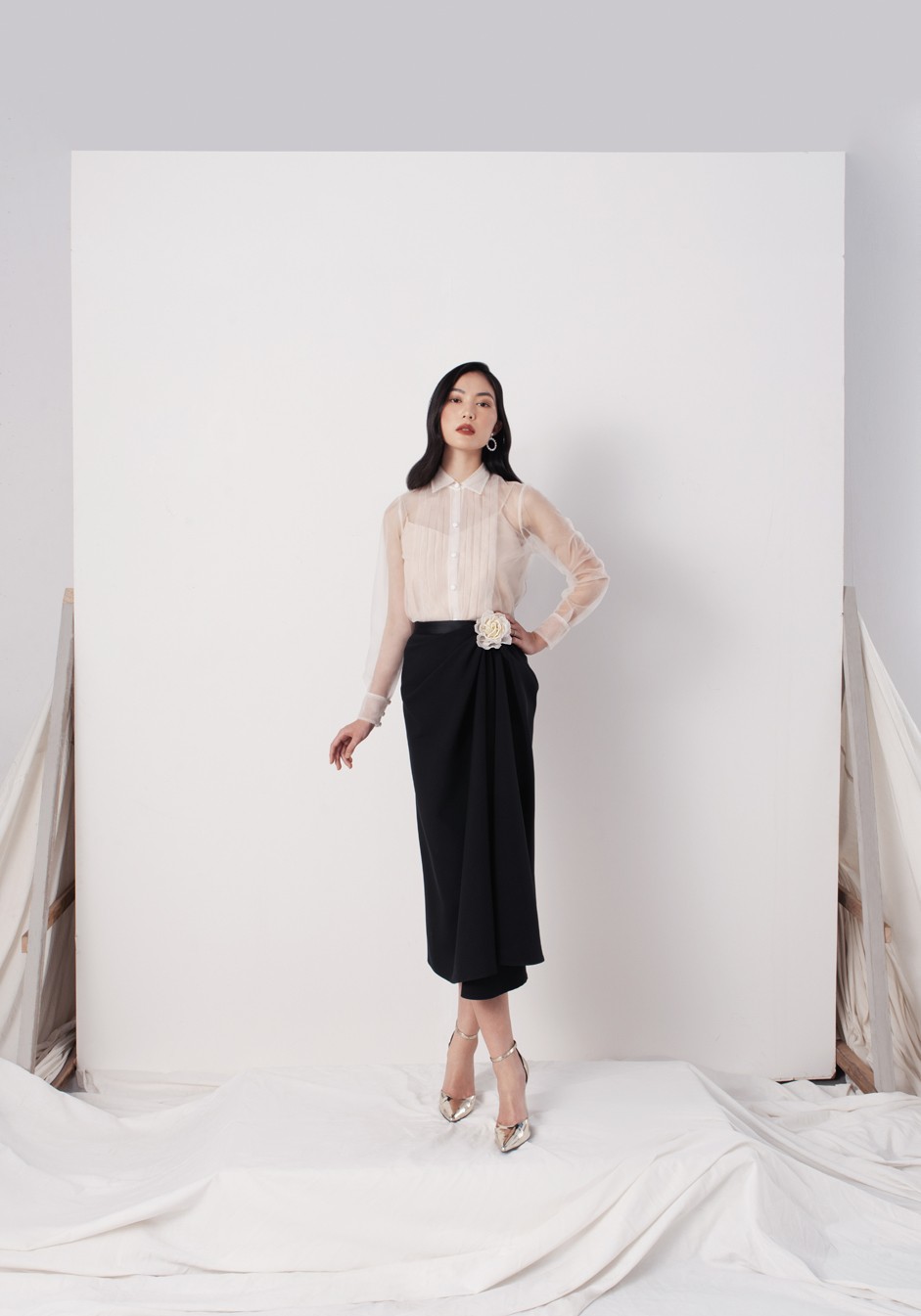 ÁO LIGHTY BLOUSE X CHÂN VÁY HELLY SKIRT X HOA CÀI OGANZA ROSE